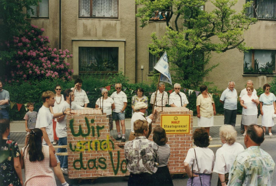 Die Neukircher tragen die symbolischen Reste der Mauer durch das Dorf, Juni 1997. (Foto Müller, Heimatmuseum Neukirch) Die Neukircher tragen die symbolischen Reste der Mauer durch das Dorf, Juni 1997. (Foto Müller, Heimatmuseum Neukirch)