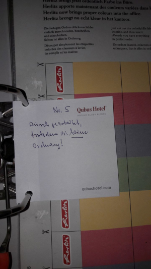 Kampf um die Ordnung – handschriftlicher Vermerk Wolfgang Haneys. Über dem gedruckten Ausschneidebogen der farbigen Ordner-Rückenschilder steht: »Schon ist alles in Ordnung.« (Foto: © Isabel Enzenbach) Kampf um die Ordnung – handschriftlicher Vermerk Wolfgang Haneys. Über dem gedruckten Ausschneidebogen der farbigen Ordner-Rückenschilder steht: »Schon ist alles in Ordnung.« (Foto: © Isabel Enzenbach)