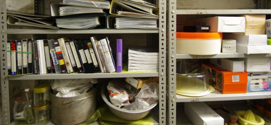 Regal in Wolfgang Haneys Keller mit Koch- und Waschschüssel vermutlich aus dem Konzentrationslager Buchenwald (Foto: © Anna Leopolder) Regal in Wolfgang Haneys Keller mit Koch- und Waschschüssel vermutlich aus dem Konzentrationslager Buchenwald (Foto: © Anna Leopolder)