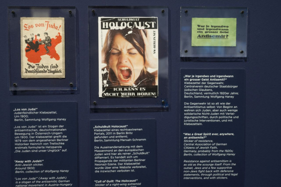Detailansicht der Ausstellung »Angezettelt« mit einem Klebezettel des Centralvereins deutscher Staatsbürger jüdischen Glaubens (rechts): »War je irgendwo und irgendwann ein großer Geist Antisemit?« (Foto: © Michael Hughes) Detailansicht der Ausstellung »Angezettelt« mit einem Klebezettel des Centralvereins deutscher Staatsbürger jüdischen Glaubens (rechts): »War je irgendwo und irgendwann ein großer Geist Antisemit?« (Foto: © Michael Hughes)