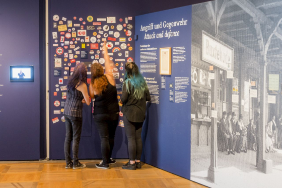 Die Ausstellung »Angezettelt« im Deutschen Historischen Museum, 2016 (Foto: © Michael Hughes) Die Ausstellung »Angezettelt« im Deutschen Historischen Museum, 2016 (Foto: © Michael Hughes)