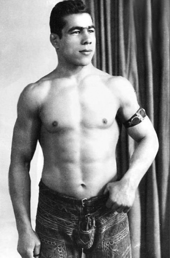 Der Ringer Gholamreza Takhti, vermutlich Anfang der 1950er-Jahre (Foto: Mir Abolghasem Farsi, o.D.; http://museum.olympic.ir/en/photos/gallery/worldchampiongholamrezatakhti)