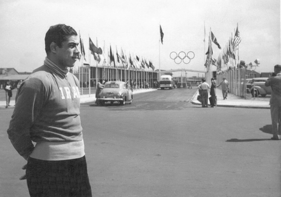 Takhti vor dem Eingang zum Olympischen Dorf in Melbourne, 1956 (Wikimedia Commons, Public Domain)