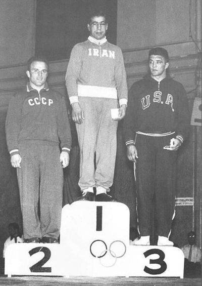 Siegerehrung, Melbourne 1956 (Foto: Mir Abolghasem Farsi; http://museum.olympic.ir/en/photos/gallery/worldchampiongholamrezatakhti)