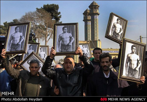 Zeremonie zu Takhtis 45. Todestag im Jahr 2013, auf dem Friedhof in Teheran, wo sich sein Grab befindet (Foto: Abdollah Heydari/Mehr News Agency)