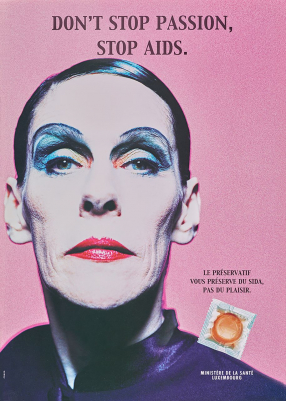 Abb. 1: »DON’T STOP PASSION, STOP AIDS.« Bundesministerium für Gesundheit Luxemburg, 59,5 x 42,1 cm, ca. 1996 (© COMED, Leudelange; Deutsches Plakat Museum im Museum Folkwang, Essen) Er. Die Zeitschrift des Herrn 13 (1963) H. 9, S. 35; Foto: David Drew Zingg. Nur wenig später, am 22. November 1963, wurde der hier abgebildete John F. Kennedy ermordet.