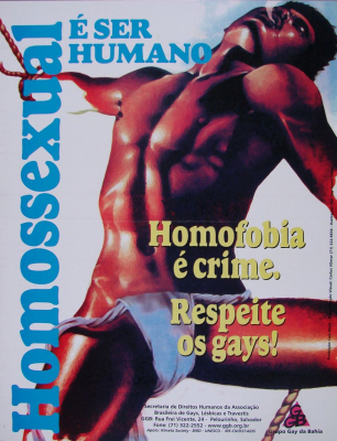 Abb. 10: »Homossexual É SER HUMANO / Homofobia é crime. Respeite os gays!« (»Homosexuell sein IST MENSCH SEIN / Homophobie ist ein Verbrechen. Respektieren Sie Schwule!«), Grupo Gay da Bahia (GGB), Brasilien, 39,8 x 30,7 cm, 1985–2003 (Illustration: Carlos Vilmar; Sammlung Deutsches Hygiene-Museum Dresden, Inventarnummer 2009/159) Abb. 10: »Homossexual É SER HUMANO / Homofobia é crime. Respeite os gays!« (»Homosexuell sein IST MENSCH SEIN / Homophobie ist ein Verbrechen. Respektieren Sie Schwule!«), Grupo Gay da Bahia (GGB), Brasilien, 39,8 x 30,7 cm, 1985–2003 (Illustration: Carlos Vilmar; Sammlung Deutsches Hygiene-Museum Dresden, Inventarnummer 2009/159)