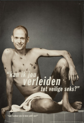 Abb. 12: »›kan ik jou verleiden tot veilige seks?‹ / ›can I seduce you to have safer sex?‹« SAD Schorer-Stiftung, Niederlande, 68,0 x 47,0 cm, 1995 (Foto: Erwin Olaf, Reproduktion: Michael Kretzschmar; Sammlung Deutsches Hygiene-Museum Dresden, Inventarnummer 2003/837) Abb. 12: »›kan ik jou verleiden tot veilige seks?‹ / ›can I seduce you to have safer sex?‹« SAD Schorer-Stiftung, Niederlande, 68,0 x 47,0 cm, 1995 (Foto: Erwin Olaf, Reproduktion: Michael Kretzschmar; Sammlung Deutsches Hygiene-Museum Dresden, Inventarnummer 2003/837)