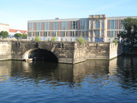 Berlin, Sockelbau des 1949/51 abgetragenen Kaiser-Wilhelm-Nationaldenkmals von 1889–1897, Architekt Gustav Halmhuber, Bildhauer Reinhold Begas und Mitarbeiter, Blick von Westen.