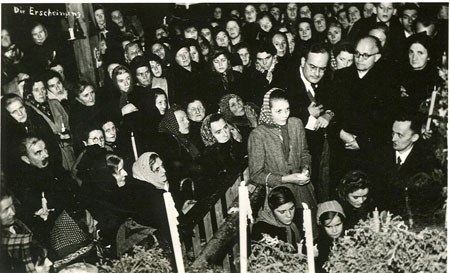 Senta Roos next to a former POW who announces her revelations to devotees in Fehrbach.
(Bistumsarchiv Speyer, BO NA 23/10, 1/49, Fehrbach)