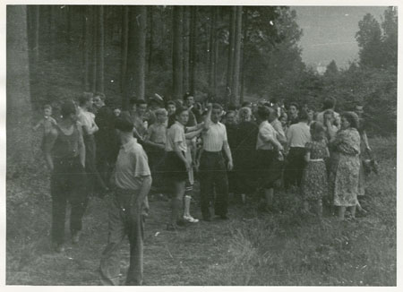 Angry Catholics gather to oppose the Rodalben Prayer Circle on July 1, 1952.
(Bistumsarchiv Speyer, BO NA 23/10, 2/51, Bonaventur Meyer, Bericht über Rodalben)