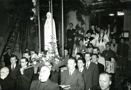 Male lay leaders carry the Fatima Statue during the Peregrinatio Mariae in 1954.
(Historisches Archiv des Erzbistums Köln, Seelsorgeamt Heinen 118: Peregrinatio Mariae; Photo: Theo Felton, Cologne)