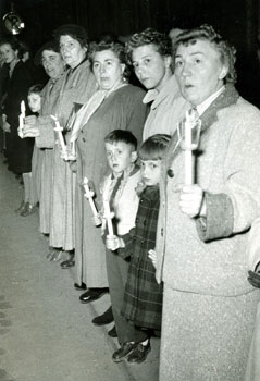 Women as spectators during the Peregrinatio Mariae in 1954.
(Historisches Archiv des Erzbistums Köln, Seelsorgeamt Heinen 118: Peregrinatio Mariae; Photo: Theo Felton, Cologne)